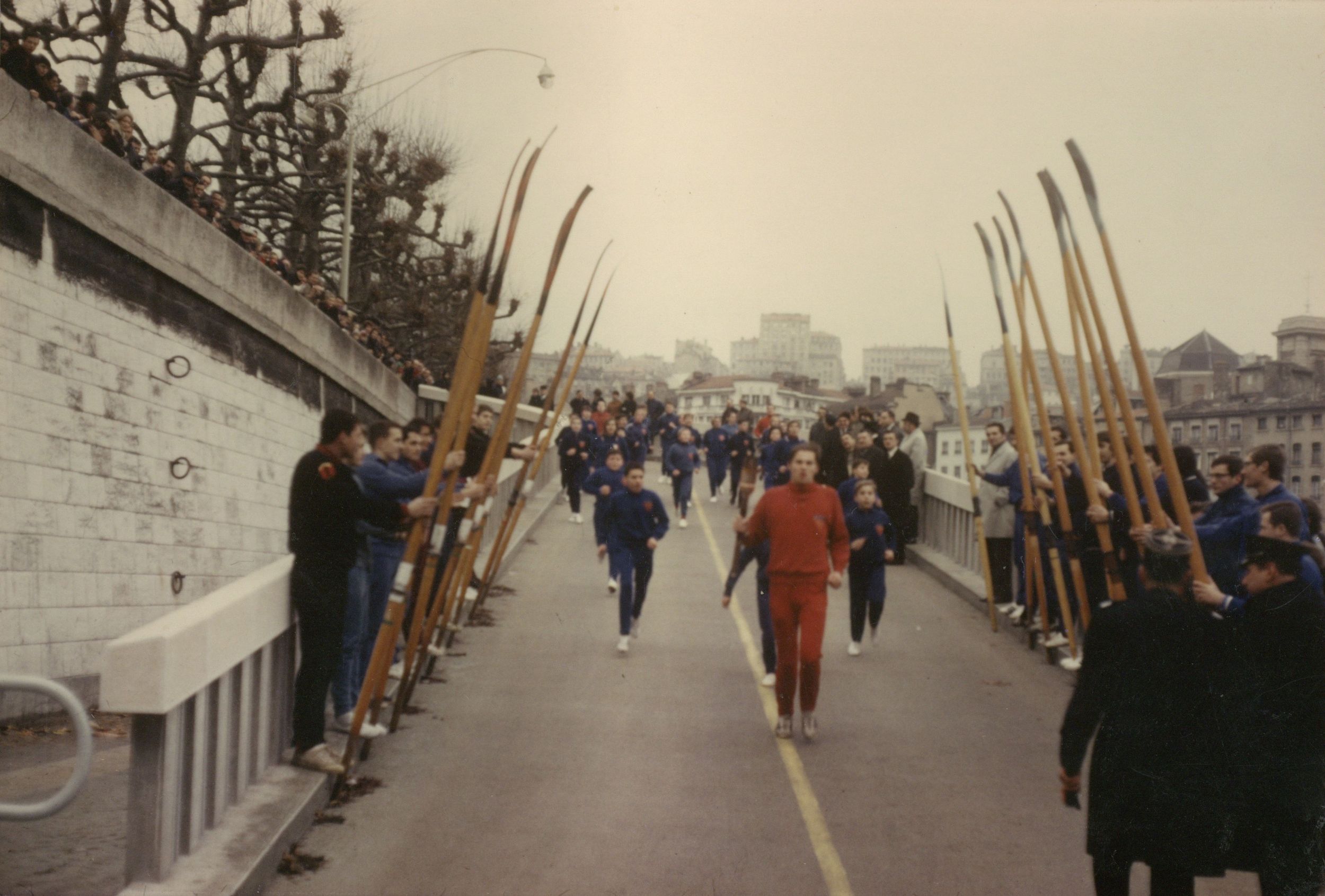 Passage de la flamme olympique à Lyon en 1967 lors des Jeux olympiques d'hiver de 1968 : tirage photo. couleur (1967, cote 362II/14, détail)