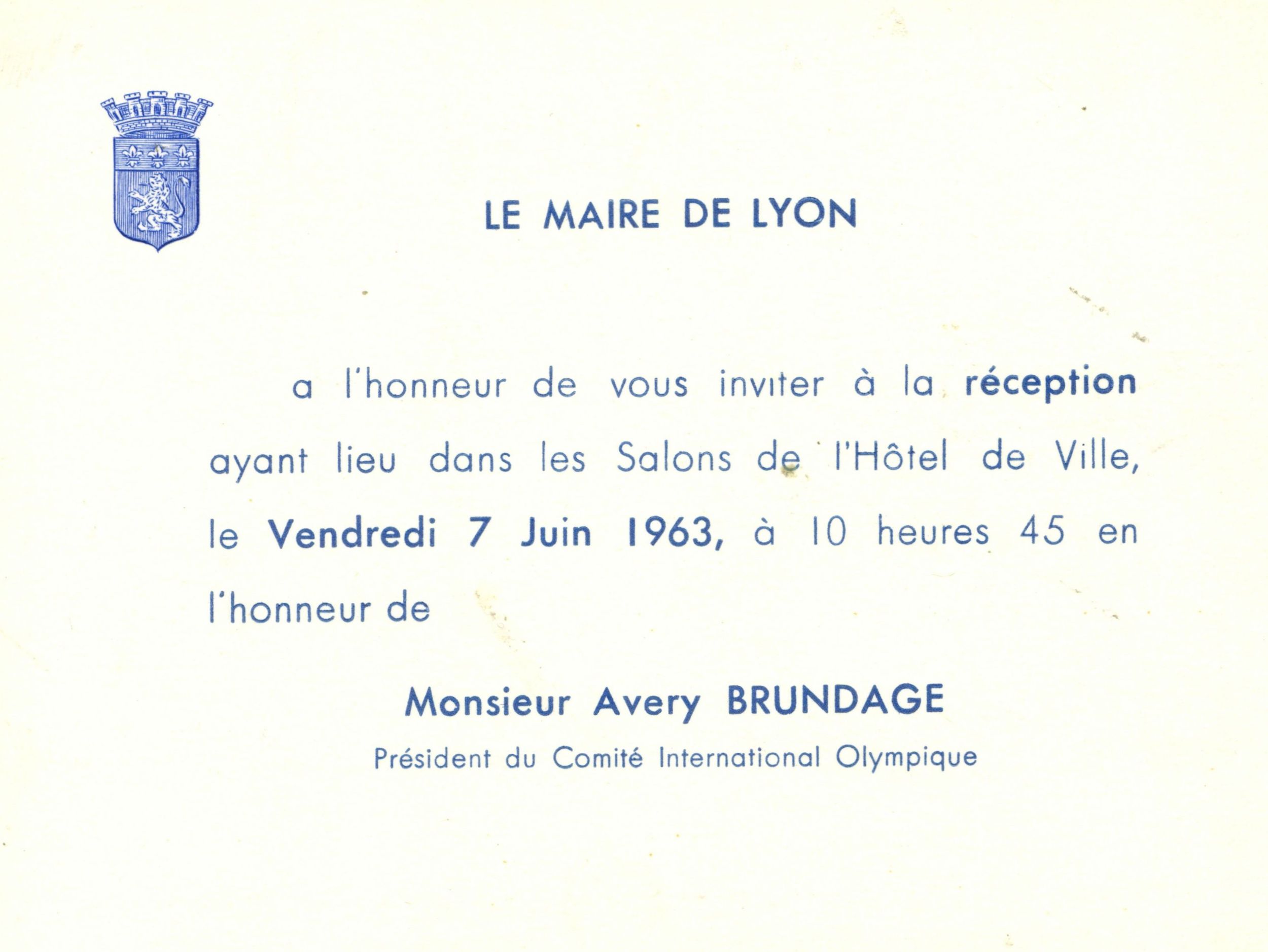 Carton d'invitation à une réception le 7 juin 1963 en l'honneur du président du Comité International Olympique, dans le cadre de la candidature de Lyon aux Jeux olympiques de 1968 : carton d'invitation (1963, cote 362II/14)