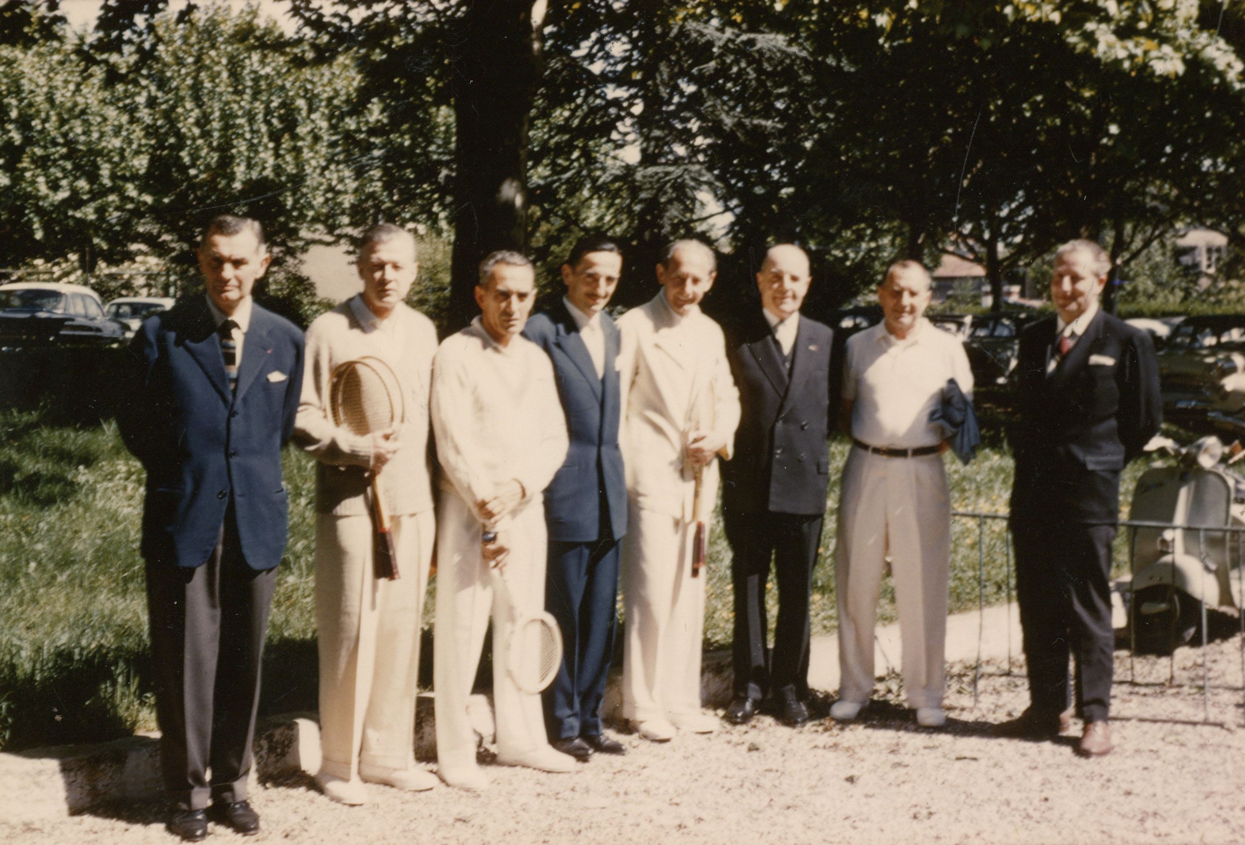 Tournoi des Mousquetaires, stade Henri Cochet - Le groupe Brugnon, Cochet, Lacoste entouré de Louis Pradel, maire de Lyon, Magentis, président du FCL et Noël Aymard : tirage photo. couleur (05/1961, cote 362II/14)