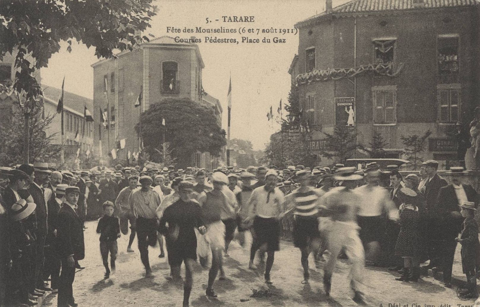 Tarare - Fête des Mousselines (6 et 7 août 1911). Courses pédestres, place du Gaz : carte postale NB (1911, cote 4FI_3840)