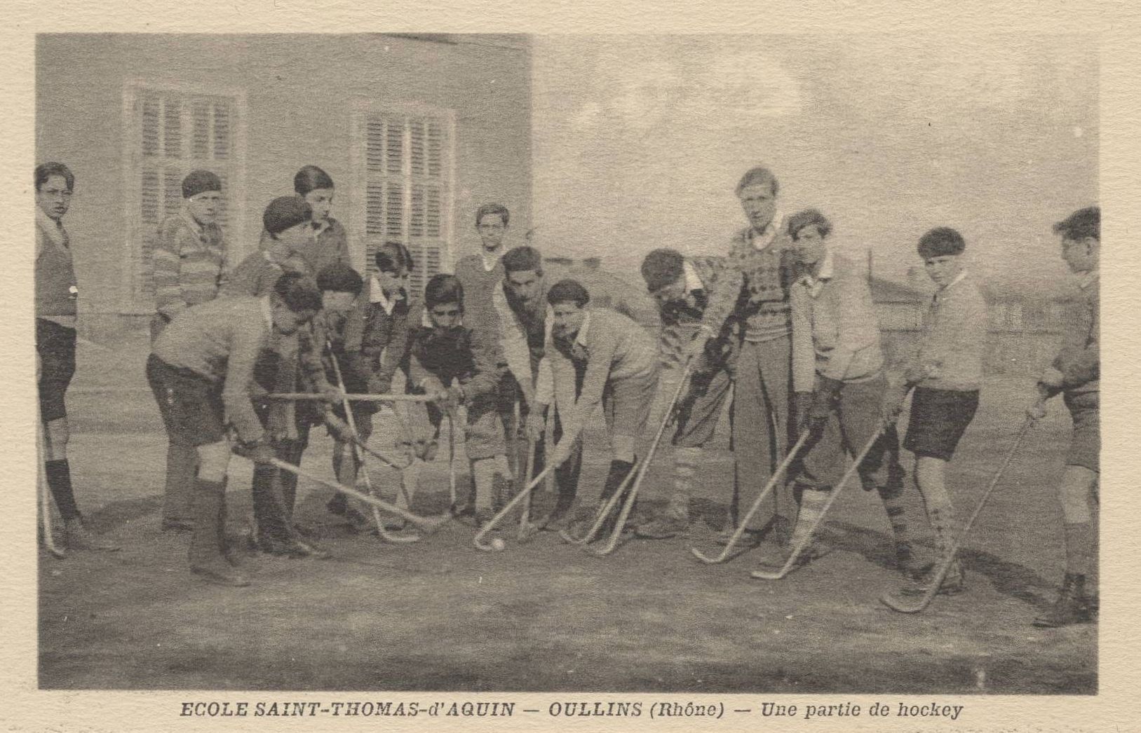 Ecole Saint-Thomas-d'Aquin, Oullins - Une partie de hockey : carte postale NB (vers 1930, cote 4FI_6795)