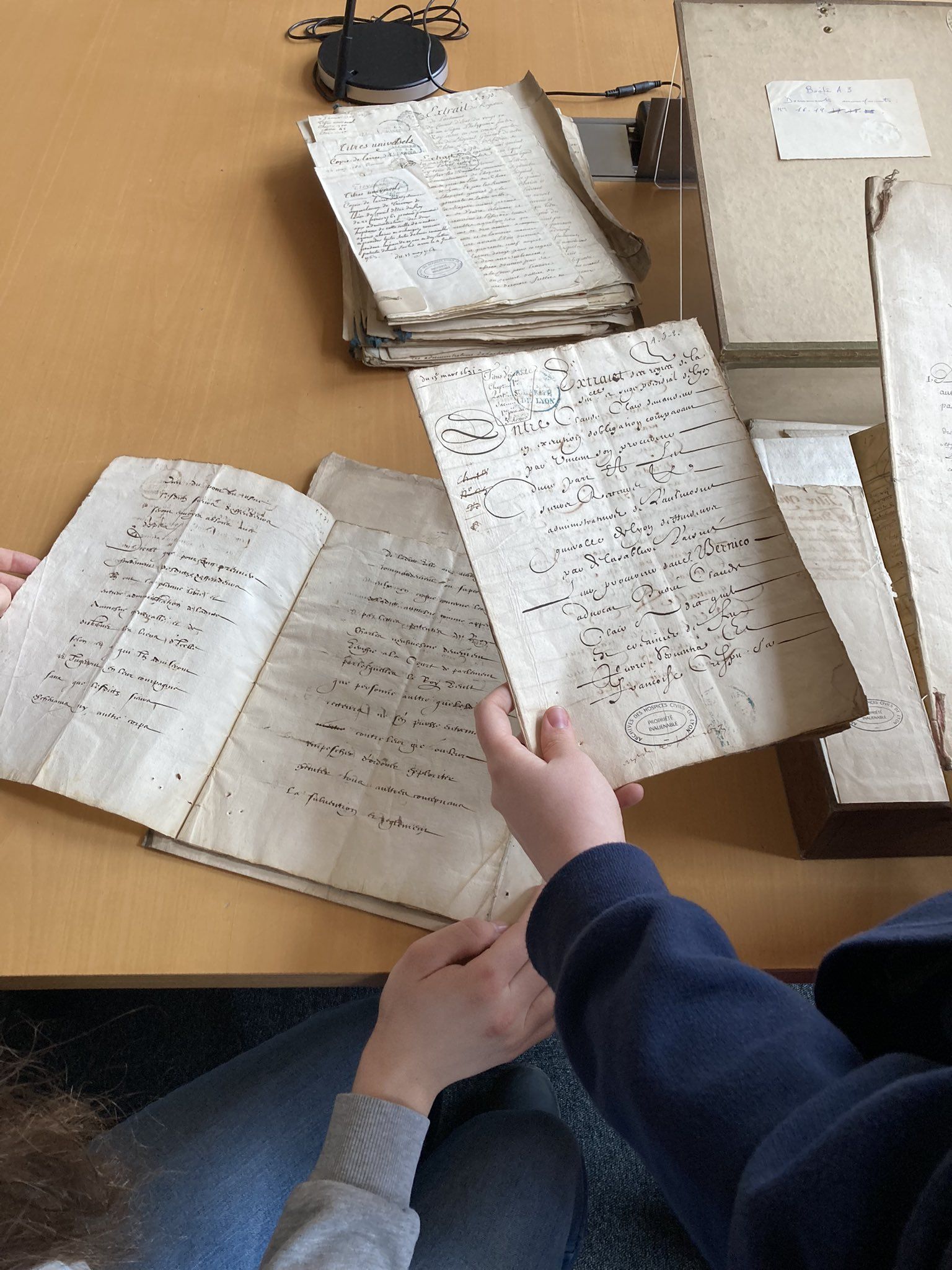 Étude de documents anciens pendant un atelier étudiants