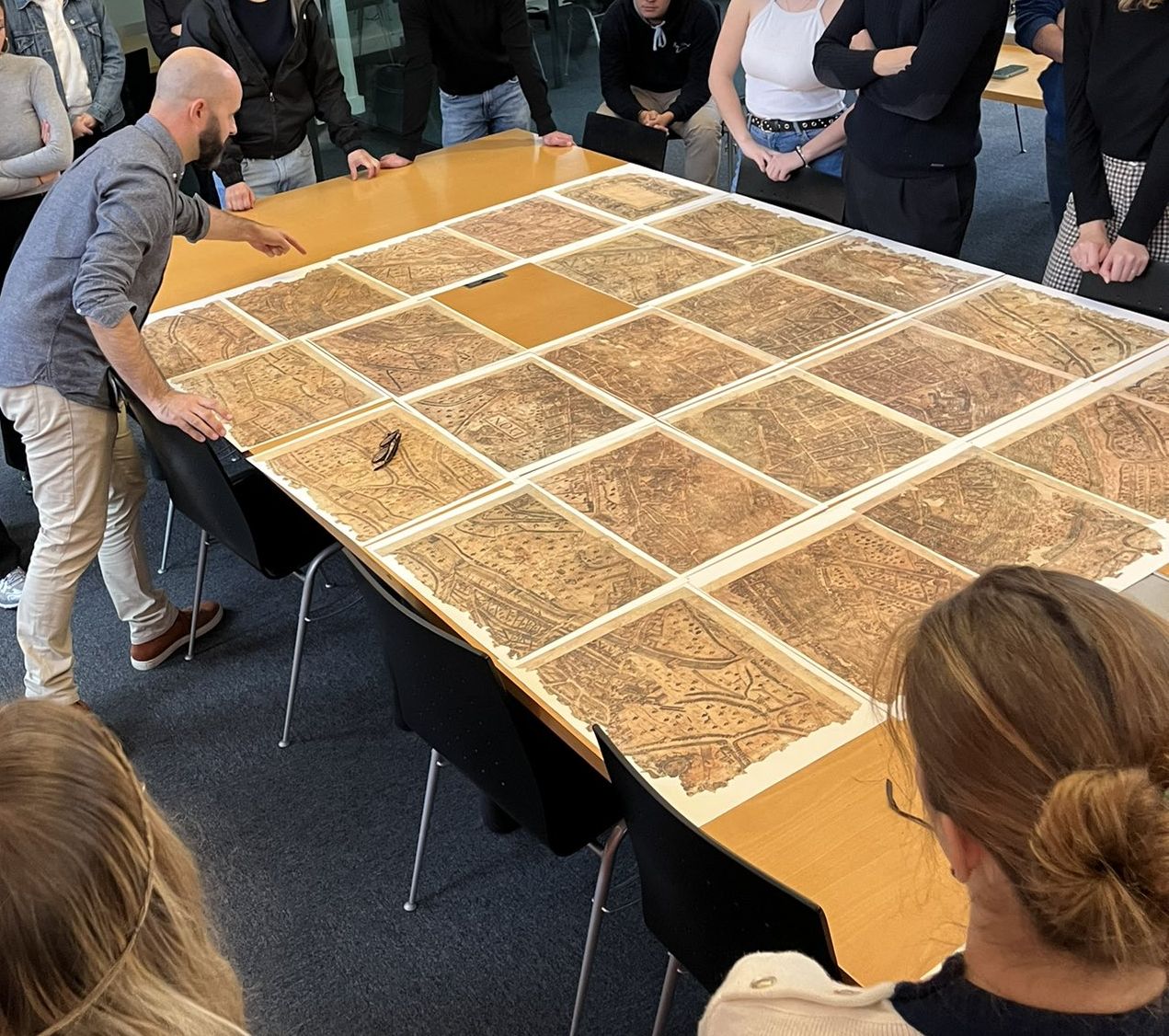 Assemblage des copies des planches du plan scénographique pendant un atelier étudiants