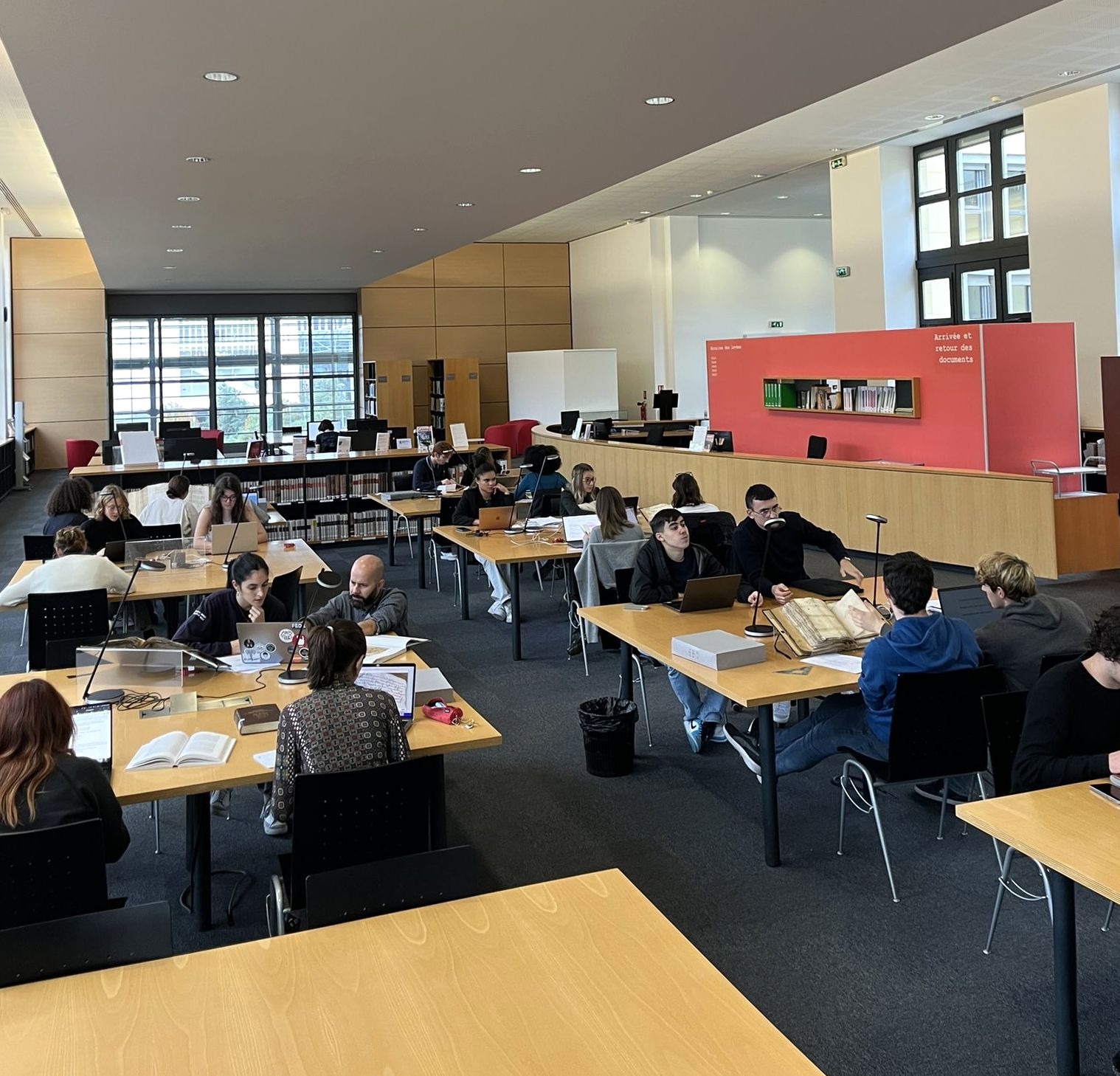 Atelier étudiants le matin en salle de lecture