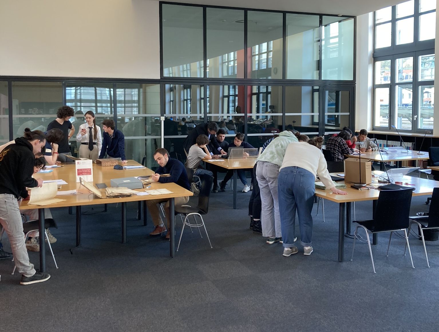 Atelier étudiants le matin en salle de lecture