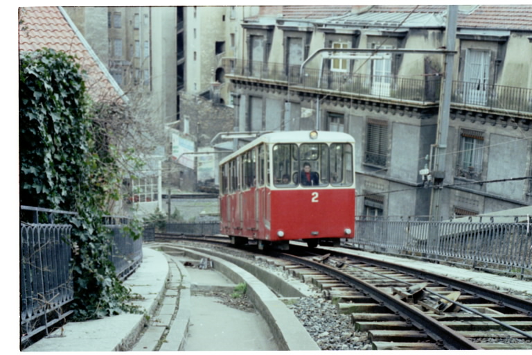 Funiculaire de Fourvière, rame n°2 en montée entre la gare Saint-Jean et le tunnel : photographie sur film souple, fonds de la STCL (sans date, cote 38PH 43 vue 182)