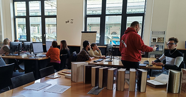 Photo de plusieurs participants à un éditathon aux Archives de Lyon