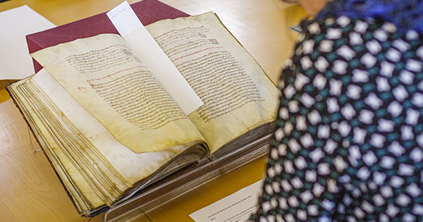 Livre ancien présenté sur une table @PhilippeSomnolet