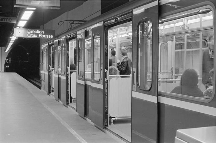 Métro C, direction Croix Rousse : photo. NB TCL (1981, cote 38PH/100/13)