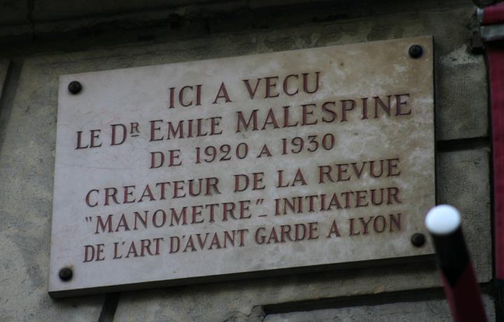 Plaque en mémoire d'Eugène Malespine, créateur de la revue Manomètre, 49 cours Gambetta : photo. couleur J.-P. Tabey (2006, cote 80PH/17/11, repro. commerciale interdite) 