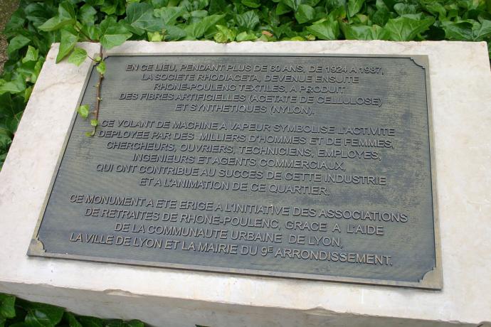 Ancien site Rhône-Poulenc, plaque : photo couleur J.-P. Tabey (2010, cote 80PH/26/283, repro. commerciale interdite)