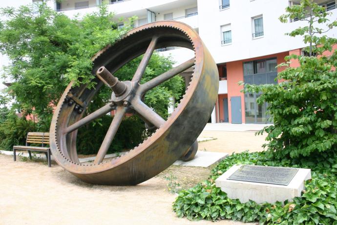 Ancien site Rhône-Poulenc, volant de machine à vapeur : photo couleur J.-P. Tabey (2010, cote 80PH/26/284, repro. commerciale interdite)