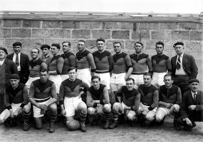 Équipe de rugby avant une rencontre au stade de Gerland : photo. NB E. Poix ou E. Pernet (s.d., cote 8PH/311)