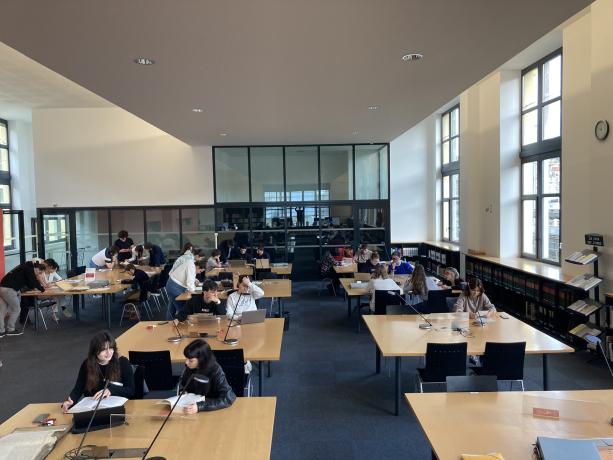 Etudiants travaillant en salle de consultation des documents des Archives de Lyon