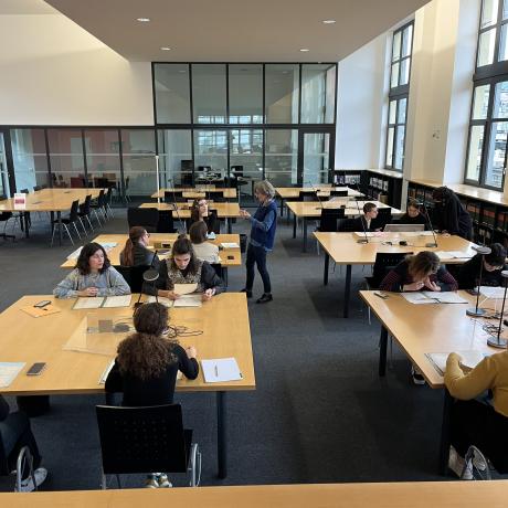 Etudiants travaillant en salle de consultation des documents des Archives de Lyon