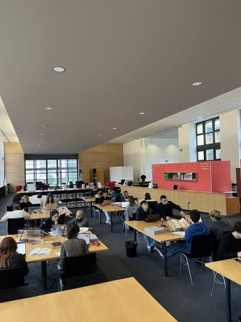 Etudiants travaillant en salle de consultation des documents des Archives de Lyon