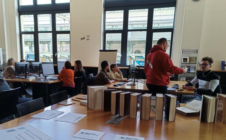 Éditathon du 28 mars 2024 : les participants en salle de lecture