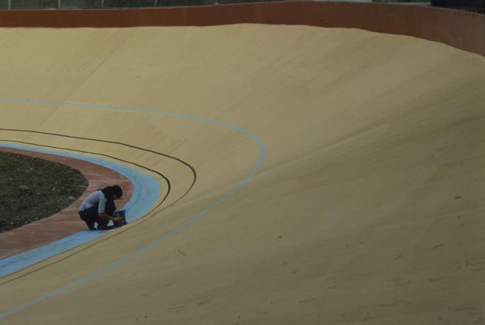 Réfection du vélodrome de la Tête d'Or par les services techniques - Finitions : diapositive couleur, cliché Massin (1980, cote 1508WP/96)