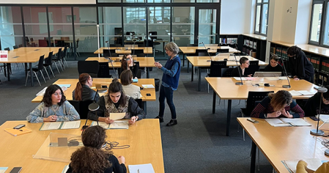 Photo de la salle de lecture avec des étudiants en plein travail